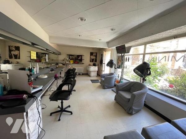 Une maison avec cour devant comprenant : 
 - au rez-de-chaussée un local professionnel (salon ...