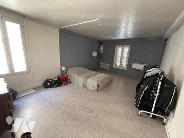 Une maison avec cour devant comprenant : 
 - au rez-de-chaussée un local professionnel (salon ...