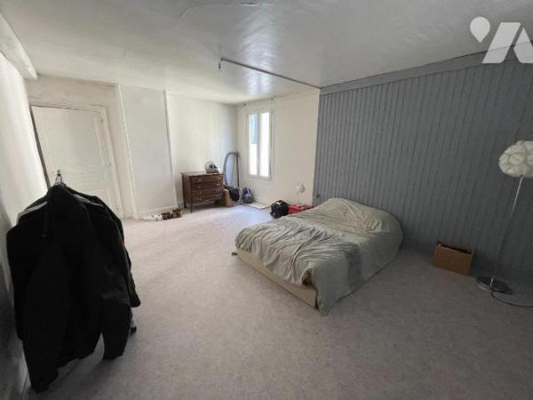 Une maison avec cour devant comprenant : 
 - au rez-de-chaussée un local professionnel (salon ...