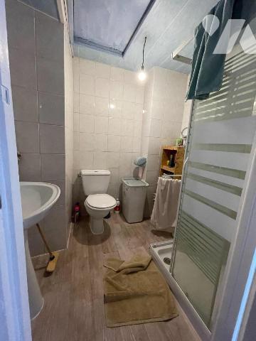 Une maison avec cour devant comprenant : 
 - au rez-de-chaussée un local professionnel (salon ...