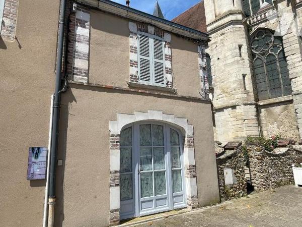 Une maison avec cour devant comprenant : 
 - au rez-de-chaussée un local professionnel (salon ...