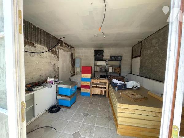 Une maison avec cour devant comprenant : 
 - au rez-de-chaussée un local professionnel (salon ...