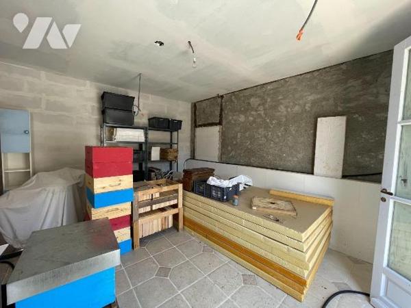 Une maison avec cour devant comprenant : 
 - au rez-de-chaussée un local professionnel (salon ...