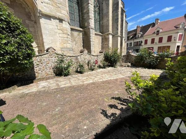 Une maison avec cour devant comprenant : 
 - au rez-de-chaussée un local professionnel (salon ...