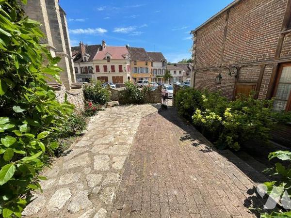 Une maison avec cour devant comprenant : 
 - au rez-de-chaussée un local professionnel (salon ...