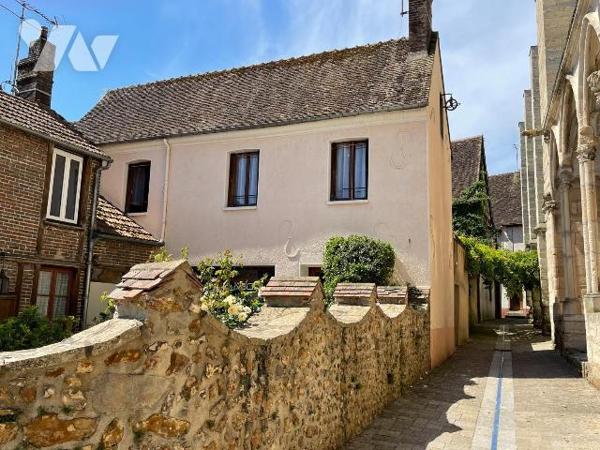 Une maison avec cour devant comprenant : 
 - au rez-de-chaussée un local professionnel (salon ...