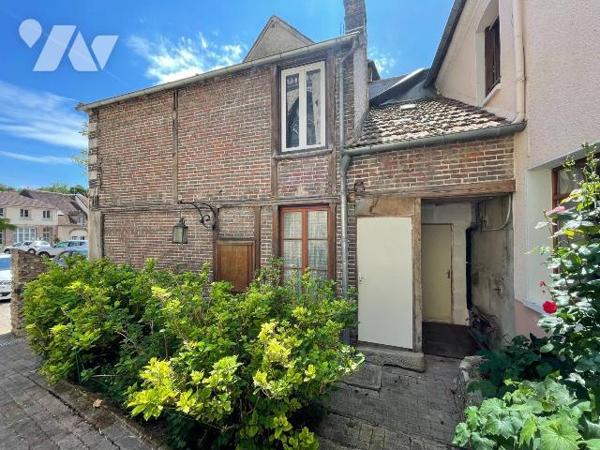 Une maison avec cour devant comprenant : 
 - au rez-de-chaussée un local professionnel (salon ...