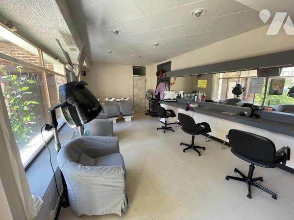 Une maison avec cour devant comprenant : 
 - au rez-de-chaussée un local professionnel (salon ...