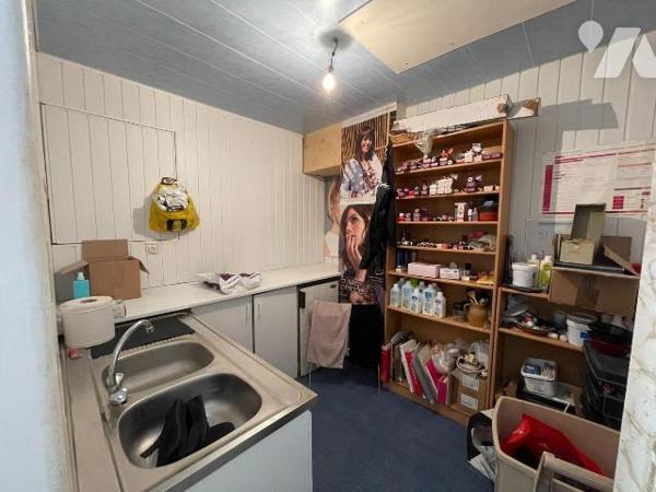 Une maison avec cour devant comprenant : 
 - au rez-de-chaussée un local professionnel (salon ...