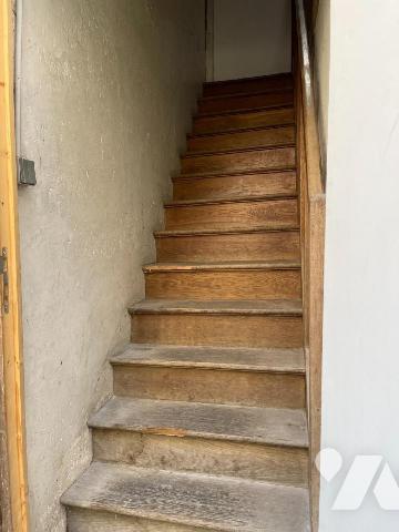 Une maison avec cour devant comprenant : 
 - au rez-de-chaussée un local professionnel (salon ...