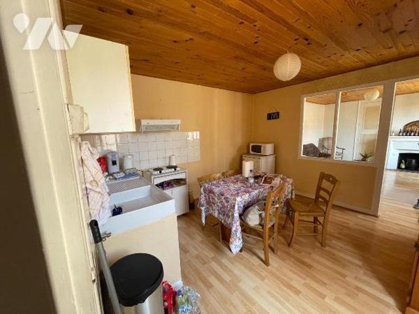 Une maison avec cour devant comprenant : 
 - au rez-de-chaussée un local professionnel (salon ...