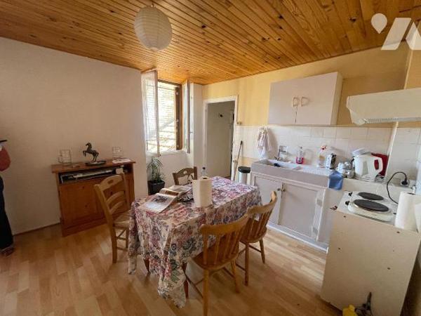 Une maison avec cour devant comprenant : 
 - au rez-de-chaussée un local professionnel (salon ...