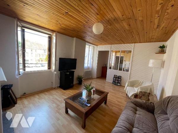 Une maison avec cour devant comprenant : 
 - au rez-de-chaussée un local professionnel (salon ...