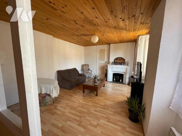 Une maison avec cour devant comprenant : 
 - au rez-de-chaussée un local professionnel (salon ...