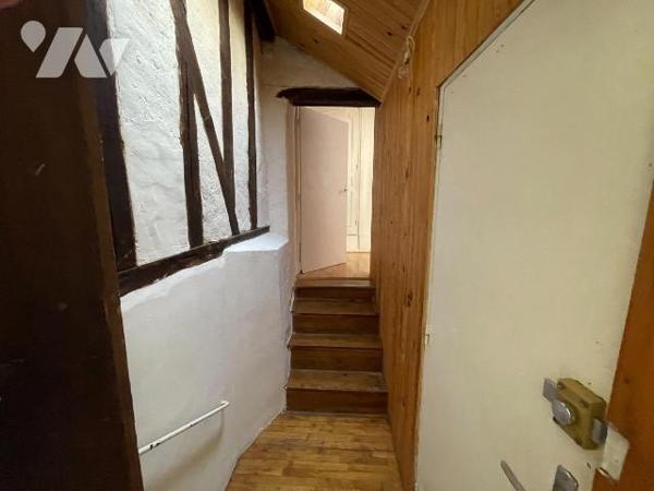 Une maison avec cour devant comprenant : 
 - au rez-de-chaussée un local professionnel (salon ...