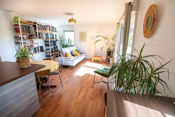 Situé en plein cœur de Vezin-le-Coquet, à 3 minutes de Rennes, cet appartement lumineux de 3 pièces vous offre un cadre de vie idéal alliant calme résidentiel et proximité de toutes les commodités.

Dès l'entrée, la cuisine ouverte sur la pièce de vie crée une ambiance conviviale et baignée de lumière. La grande terrasse, courant tout le long de la pièce de vie, prolonge l'espace vers l'extérieur — sans aucun vis-à-vis, face à un terrain entretenu qui préserve un panorama vert et apaisant.

L'espace nuit regroupe les 3 chambres et la salle de bain dans une aile dédiée, pour un confort optimal au quotidien.

Construit en 2013, le bâtiment bénéficie de prestations modernes. L'appartement dispose d'un double parking couvert, d'une desserte en transports en commun à proximité immédiate, et de tous les services à portée de main.

Idéal pour un jeune couple souhaitant profiter d'un logement moderne et bien situé, ou pour un investisseur à la recherche d'un bien attractif et facile à louer.
Visites sur Rendez-vous.

Cette annonce référence 340969 vous est présentée par votre agent commercial BSK Immobilier CLAIRE KOUDOGBO (EI) immatriculé au RSAC de RENNES (35000) sous le numéro 94883869300018.

Prix du bien : 219 000,00 €
Les honoraires d'agence sont à la charge du vendeur.

A propos des performances énergétiques :
Date de réalisation du diagnostic énergétique : 22/10/2025
Score DPE : 79 kWhEP/m²/an
Score GES : 5 kgepCO2/m²/an
Montant estimé des dépenses annuelles d'énergie pour un usage standard : entre 520.00 € et 760.00 € par an. Prix moyens des énergies indexés sur l'année 2023 (abonnements compris).

Les informations sur les risques auxquels ce bien est exposé sont disponibles sur le site Géorisques : www.georisques.gouv.fr