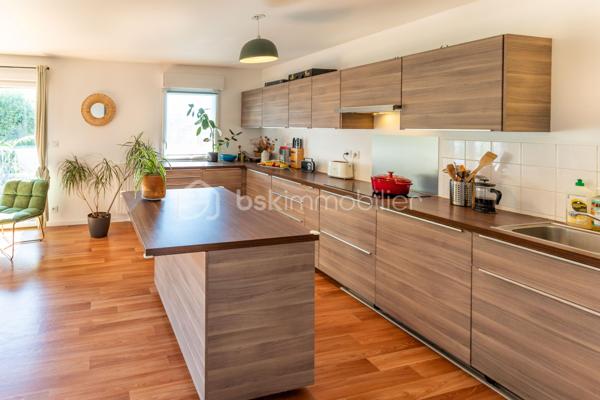 Situé en plein cœur de Vezin-le-Coquet, à 3 minutes de Rennes, cet appartement lumineux de 3 pièces vous offre un cadre de vie idéal alliant calme résidentiel et proximité de toutes les commodités.

Dès l'entrée, la cuisine ouverte sur la pièce de vie crée une ambiance conviviale et baignée de lumière. La grande terrasse, courant tout le long de la pièce de vie, prolonge l'espace vers l'extérieur — sans aucun vis-à-vis, face à un terrain entretenu qui préserve un panorama vert et apaisant.

L'espace nuit regroupe les 3 chambres et la salle de bain dans une aile dédiée, pour un confort optimal au quotidien.

Construit en 2013, le bâtiment bénéficie de prestations modernes. L'appartement dispose d'un double parking couvert, d'une desserte en transports en commun à proximité immédiate, et de tous les services à portée de main.

Idéal pour un jeune couple souhaitant profiter d'un logement moderne et bien situé, ou pour un investisseur à la recherche d'un bien attractif et facile à louer.
Visites sur Rendez-vous.

Cette annonce référence 340969 vous est présentée par votre agent commercial BSK Immobilier CLAIRE KOUDOGBO (EI) immatriculé au RSAC de RENNES (35000) sous le numéro 94883869300018.

Prix du bien : 219 000,00 €
Les honoraires d'agence sont à la charge du vendeur.

A propos des performances énergétiques :
Date de réalisation du diagnostic énergétique : 22/10/2025
Score DPE : 79 kWhEP/m²/an
Score GES : 5 kgepCO2/m²/an
Montant estimé des dépenses annuelles d'énergie pour un usage standard : entre 520.00 € et 760.00 € par an. Prix moyens des énergies indexés sur l'année 2023 (abonnements compris).

Les informations sur les risques auxquels ce bien est exposé sont disponibles sur le site Géorisques : www.georisques.gouv.fr