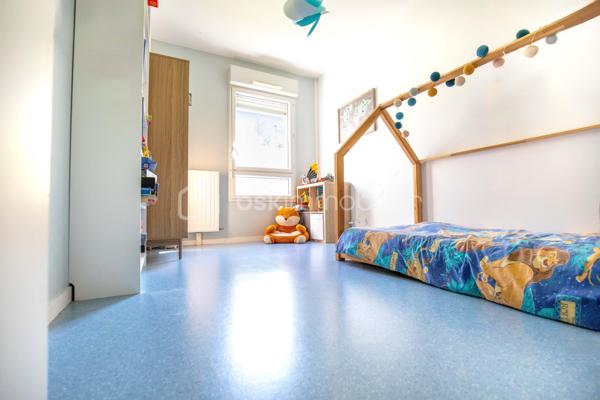 Situé en plein cœur de Vezin-le-Coquet, à 3 minutes de Rennes, cet appartement lumineux de 3 pièces vous offre un cadre de vie idéal alliant calme résidentiel et proximité de toutes les commodités.

Dès l'entrée, la cuisine ouverte sur la pièce de vie crée une ambiance conviviale et baignée de lumière. La grande terrasse, courant tout le long de la pièce de vie, prolonge l'espace vers l'extérieur — sans aucun vis-à-vis, face à un terrain entretenu qui préserve un panorama vert et apaisant.

L'espace nuit regroupe les 3 chambres et la salle de bain dans une aile dédiée, pour un confort optimal au quotidien.

Construit en 2013, le bâtiment bénéficie de prestations modernes. L'appartement dispose d'un double parking couvert, d'une desserte en transports en commun à proximité immédiate, et de tous les services à portée de main.

Idéal pour un jeune couple souhaitant profiter d'un logement moderne et bien situé, ou pour un investisseur à la recherche d'un bien attractif et facile à louer.
Visites sur Rendez-vous.

Cette annonce référence 340969 vous est présentée par votre agent commercial BSK Immobilier CLAIRE KOUDOGBO (EI) immatriculé au RSAC de RENNES (35000) sous le numéro 94883869300018.

Prix du bien : 219 000,00 €
Les honoraires d'agence sont à la charge du vendeur.

A propos des performances énergétiques :
Date de réalisation du diagnostic énergétique : 22/10/2025
Score DPE : 79 kWhEP/m²/an
Score GES : 5 kgepCO2/m²/an
Montant estimé des dépenses annuelles d'énergie pour un usage standard : entre 520.00 € et 760.00 € par an. Prix moyens des énergies indexés sur l'année 2023 (abonnements compris).

Les informations sur les risques auxquels ce bien est exposé sont disponibles sur le site Géorisques : www.georisques.gouv.fr
