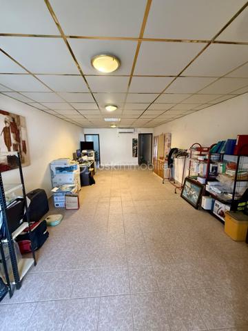 Situé au coeur de la zone Collery à Cayenne, ce local professionnel d'environ 50m2 offre un emplacement stratégique au sein d'un ensemble en copropriété bénéficiant d'un accès aisé et de stationnement à proximité.
Le bien se compose :
- D'une pièce principale lumineuse et fonctionnelle,
- D'un espace cuisine,
- D'une salle d'eau avec WC.

En bon état général, ce local est immédiatement exploitable pour une activité professionnelle, un cabinet, une profession libérale, des bureaux...
Son agencement optimisé et son emplacement recherché dans une zone d’activités dynamique en font une opportunité rare pour les entrepreneurs souhaitant devenir propriétaires de leurs locaux ou pour les investisseurs à la recherche d’un bien à fort potentiel locatif.

Les atouts :

✔ Emplacement recherché en Zone Collery
✔ Surface fonctionnelle de 50 m²
✔ Parking
✔ Cuisine et sanitaires privatifs
✔ Local libre de toute occupation
✔ Idéal professions libérales, bureaux ou activité tertiaire
✔ Investissement avec potentiel locatif attractif