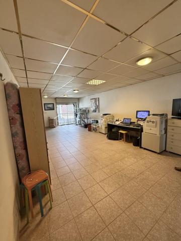 Situé au coeur de la zone Collery à Cayenne, ce local professionnel d'environ 50m2 offre un emplacement stratégique au sein d'un ensemble en copropriété bénéficiant d'un accès aisé et de stationnement à proximité.
Le bien se compose :
- D'une pièce principale lumineuse et fonctionnelle,
- D'un espace cuisine,
- D'une salle d'eau avec WC.

En bon état général, ce local est immédiatement exploitable pour une activité professionnelle, un cabinet, une profession libérale, des bureaux...
Son agencement optimisé et son emplacement recherché dans une zone d’activités dynamique en font une opportunité rare pour les entrepreneurs souhaitant devenir propriétaires de leurs locaux ou pour les investisseurs à la recherche d’un bien à fort potentiel locatif.

Les atouts :

✔ Emplacement recherché en Zone Collery
✔ Surface fonctionnelle de 50 m²
✔ Parking
✔ Cuisine et sanitaires privatifs
✔ Local libre de toute occupation
✔ Idéal professions libérales, bureaux ou activité tertiaire
✔ Investissement avec potentiel locatif attractif