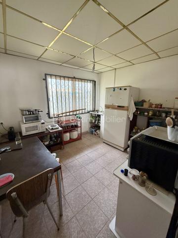 Situé au coeur de la zone Collery à Cayenne, ce local professionnel d'environ 50m2 offre un emplacement stratégique au sein d'un ensemble en copropriété bénéficiant d'un accès aisé et de stationnement à proximité.
Le bien se compose :
- D'une pièce principale lumineuse et fonctionnelle,
- D'un espace cuisine,
- D'une salle d'eau avec WC.

En bon état général, ce local est immédiatement exploitable pour une activité professionnelle, un cabinet, une profession libérale, des bureaux...
Son agencement optimisé et son emplacement recherché dans une zone d’activités dynamique en font une opportunité rare pour les entrepreneurs souhaitant devenir propriétaires de leurs locaux ou pour les investisseurs à la recherche d’un bien à fort potentiel locatif.

Les atouts :

✔ Emplacement recherché en Zone Collery
✔ Surface fonctionnelle de 50 m²
✔ Parking
✔ Cuisine et sanitaires privatifs
✔ Local libre de toute occupation
✔ Idéal professions libérales, bureaux ou activité tertiaire
✔ Investissement avec potentiel locatif attractif