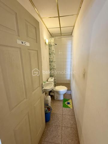 Situé au coeur de la zone Collery à Cayenne, ce local professionnel d'environ 50m2 offre un emplacement stratégique au sein d'un ensemble en copropriété bénéficiant d'un accès aisé et de stationnement à proximité.
Le bien se compose :
- D'une pièce principale lumineuse et fonctionnelle,
- D'un espace cuisine,
- D'une salle d'eau avec WC.

En bon état général, ce local est immédiatement exploitable pour une activité professionnelle, un cabinet, une profession libérale, des bureaux...
Son agencement optimisé et son emplacement recherché dans une zone d’activités dynamique en font une opportunité rare pour les entrepreneurs souhaitant devenir propriétaires de leurs locaux ou pour les investisseurs à la recherche d’un bien à fort potentiel locatif.

Les atouts :

✔ Emplacement recherché en Zone Collery
✔ Surface fonctionnelle de 50 m²
✔ Parking
✔ Cuisine et sanitaires privatifs
✔ Local libre de toute occupation
✔ Idéal professions libérales, bureaux ou activité tertiaire
✔ Investissement avec potentiel locatif attractif