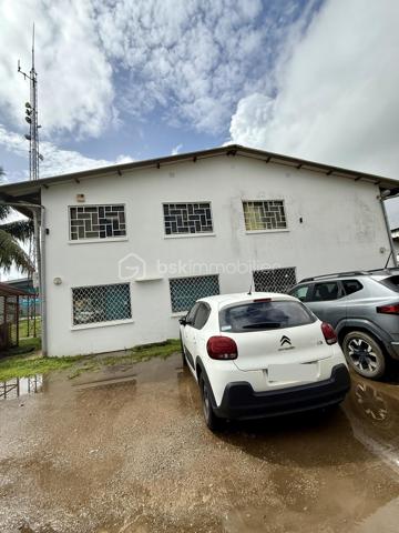 Situé au coeur de la zone Collery à Cayenne, ce local professionnel d'environ 50m2 offre un emplacement stratégique au sein d'un ensemble en copropriété bénéficiant d'un accès aisé et de stationnement à proximité.
Le bien se compose :
- D'une pièce principale lumineuse et fonctionnelle,
- D'un espace cuisine,
- D'une salle d'eau avec WC.

En bon état général, ce local est immédiatement exploitable pour une activité professionnelle, un cabinet, une profession libérale, des bureaux...
Son agencement optimisé et son emplacement recherché dans une zone d’activités dynamique en font une opportunité rare pour les entrepreneurs souhaitant devenir propriétaires de leurs locaux ou pour les investisseurs à la recherche d’un bien à fort potentiel locatif.

Les atouts :

✔ Emplacement recherché en Zone Collery
✔ Surface fonctionnelle de 50 m²
✔ Parking
✔ Cuisine et sanitaires privatifs
✔ Local libre de toute occupation
✔ Idéal professions libérales, bureaux ou activité tertiaire
✔ Investissement avec potentiel locatif attractif