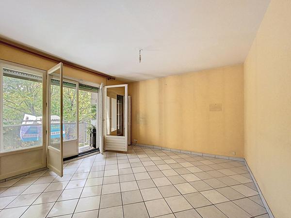 A vendre, Angers les hauts de la doutre, appartement type 3 lumineux exposé Sud Est, 3ème étage, ascenseur, 2 chambres, balcon, cuisine aménagée équipée, cave, garage fermé.