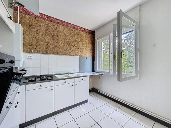 A vendre, Angers les hauts de la doutre, appartement type 3 lumineux exposé Sud Est, 3ème étage, ascenseur, 2 chambres, balcon, cuisine aménagée équipée, cave, garage fermé.