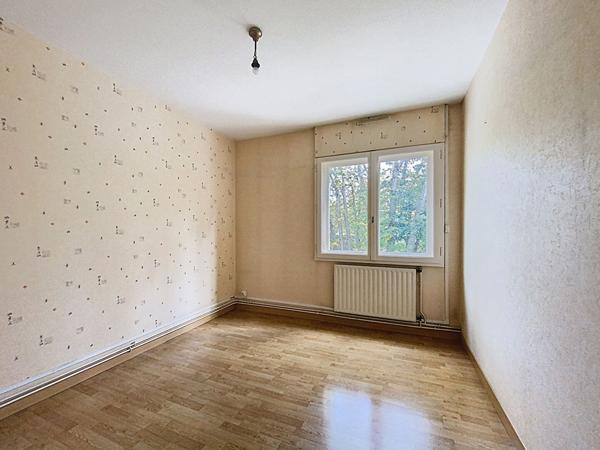 A vendre, Angers les hauts de la doutre, appartement type 3 lumineux exposé Sud Est, 3ème étage, ascenseur, 2 chambres, balcon, cuisine aménagée équipée, cave, garage fermé.