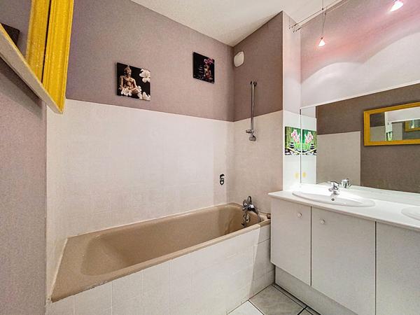 A vendre, Angers les hauts de la doutre, appartement type 3 lumineux exposé Sud Est, 3ème étage, ascenseur, 2 chambres, balcon, cuisine aménagée équipée, cave, garage fermé.