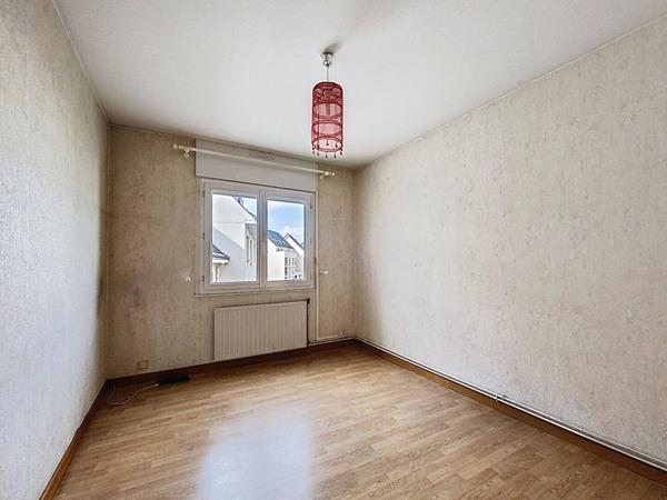 A vendre, Angers les hauts de la doutre, appartement type 3 lumineux exposé Sud Est, 3ème étage, ascenseur, 2 chambres, balcon, cuisine aménagée équipée, cave, garage fermé.