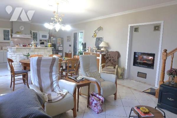 ENSEMBLE IMMOBILIER, comprenant deux maisons pouvant être réunies et totalisant env. 226m2hab.,...