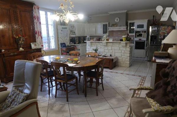 ENSEMBLE IMMOBILIER, comprenant deux maisons pouvant être réunies et totalisant env. 226m2hab.,...
