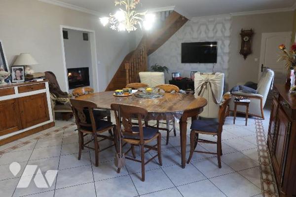 ENSEMBLE IMMOBILIER, comprenant deux maisons pouvant être réunies et totalisant env. 226m2hab.,...