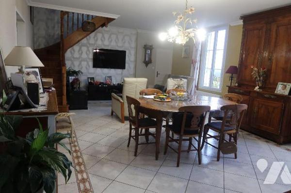 ENSEMBLE IMMOBILIER, comprenant deux maisons pouvant être réunies et totalisant env. 226m2hab.,...