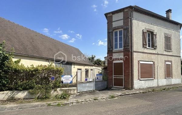 En Exclusivité , Située en plein cœur du village de Soucy, 5 minutes de SENS , cette maison de caractère offre un excellent potentiel pour un projet de rénovation. Les travaux les plus importants ont déjà été réalisés, puisque la toiture est en bon état et l'ensemble des menuiseries est en double vitrage sauf une fenêtre de chambre .


Au rez-de-chaussée , L'entrée spacieuse mène à une cuisine indépendante équipée d'une gazinière. Elle s'ouvre également sur un vaste salon-séjour chaleureux, agrémenté d'une cheminée. Depuis cette pièce de vie, vous accédez directement à une véranda de 15 m², un espace lumineux et totalement préservé des regards. Ce niveau dispose aussi d'une salle d'eau avec cabine de douche et toilettes, ainsi que d'un dégagement fonctionnel.

À l'étage , Un palier dessert trois belles chambres idéales pour accueillir une famille. Vous y trouverez également l'accès à un grenier aménageable, offrant une belle opportunité d'agrandissement selon vos besoins.

Le bien se complète d'une cour privative, d'une magnifique cave traditionnelle et d'une grande grange d'environ 80 m² avec trois petites dépendances , une surface rare qui laisse libre cours à de nombreux projets de stockage ou d'aménagement.


Cette maison s'adapte parfaitement à deux types de projets :

Pour les investisseurs : La configuration du bien et la présence de la grange permettent d'envisager facilement la création de deux appartements distincts pour du locatif.

Pour les primo-accédants : C'est l'opportunité idéale de façonner votre future résidence principale à votre goût, tout en profitant de volumes généreux.

Pour obtenir plus de renseignements ou pour planifier une visite, n'hésitez pas à me contacter.