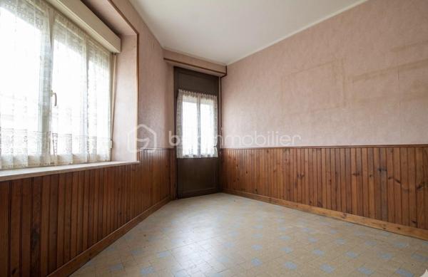 En Exclusivité , Située en plein cœur du village de Soucy, 5 minutes de SENS , cette maison de caractère offre un excellent potentiel pour un projet de rénovation. Les travaux les plus importants ont déjà été réalisés, puisque la toiture est en bon état et l'ensemble des menuiseries est en double vitrage sauf une fenêtre de chambre .


Au rez-de-chaussée , L'entrée spacieuse mène à une cuisine indépendante équipée d'une gazinière. Elle s'ouvre également sur un vaste salon-séjour chaleureux, agrémenté d'une cheminée. Depuis cette pièce de vie, vous accédez directement à une véranda de 15 m², un espace lumineux et totalement préservé des regards. Ce niveau dispose aussi d'une salle d'eau avec cabine de douche et toilettes, ainsi que d'un dégagement fonctionnel.

À l'étage , Un palier dessert trois belles chambres idéales pour accueillir une famille. Vous y trouverez également l'accès à un grenier aménageable, offrant une belle opportunité d'agrandissement selon vos besoins.

Le bien se complète d'une cour privative, d'une magnifique cave traditionnelle et d'une grande grange d'environ 80 m² avec trois petites dépendances , une surface rare qui laisse libre cours à de nombreux projets de stockage ou d'aménagement.


Cette maison s'adapte parfaitement à deux types de projets :

Pour les investisseurs : La configuration du bien et la présence de la grange permettent d'envisager facilement la création de deux appartements distincts pour du locatif.

Pour les primo-accédants : C'est l'opportunité idéale de façonner votre future résidence principale à votre goût, tout en profitant de volumes généreux.

Pour obtenir plus de renseignements ou pour planifier une visite, n'hésitez pas à me contacter.