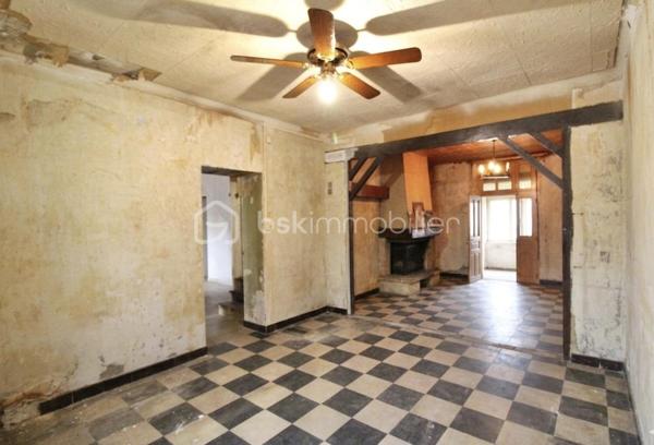 En Exclusivité , Située en plein cœur du village de Soucy, 5 minutes de SENS , cette maison de caractère offre un excellent potentiel pour un projet de rénovation. Les travaux les plus importants ont déjà été réalisés, puisque la toiture est en bon état et l'ensemble des menuiseries est en double vitrage sauf une fenêtre de chambre .


Au rez-de-chaussée , L'entrée spacieuse mène à une cuisine indépendante équipée d'une gazinière. Elle s'ouvre également sur un vaste salon-séjour chaleureux, agrémenté d'une cheminée. Depuis cette pièce de vie, vous accédez directement à une véranda de 15 m², un espace lumineux et totalement préservé des regards. Ce niveau dispose aussi d'une salle d'eau avec cabine de douche et toilettes, ainsi que d'un dégagement fonctionnel.

À l'étage , Un palier dessert trois belles chambres idéales pour accueillir une famille. Vous y trouverez également l'accès à un grenier aménageable, offrant une belle opportunité d'agrandissement selon vos besoins.

Le bien se complète d'une cour privative, d'une magnifique cave traditionnelle et d'une grande grange d'environ 80 m² avec trois petites dépendances , une surface rare qui laisse libre cours à de nombreux projets de stockage ou d'aménagement.


Cette maison s'adapte parfaitement à deux types de projets :

Pour les investisseurs : La configuration du bien et la présence de la grange permettent d'envisager facilement la création de deux appartements distincts pour du locatif.

Pour les primo-accédants : C'est l'opportunité idéale de façonner votre future résidence principale à votre goût, tout en profitant de volumes généreux.

Pour obtenir plus de renseignements ou pour planifier une visite, n'hésitez pas à me contacter.