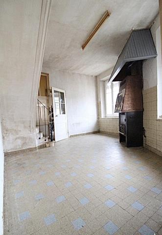 En Exclusivité , Située en plein cœur du village de Soucy, 5 minutes de SENS , cette maison de caractère offre un excellent potentiel pour un projet de rénovation. Les travaux les plus importants ont déjà été réalisés, puisque la toiture est en bon état et l'ensemble des menuiseries est en double vitrage sauf une fenêtre de chambre .


Au rez-de-chaussée , L'entrée spacieuse mène à une cuisine indépendante équipée d'une gazinière. Elle s'ouvre également sur un vaste salon-séjour chaleureux, agrémenté d'une cheminée. Depuis cette pièce de vie, vous accédez directement à une véranda de 15 m², un espace lumineux et totalement préservé des regards. Ce niveau dispose aussi d'une salle d'eau avec cabine de douche et toilettes, ainsi que d'un dégagement fonctionnel.

À l'étage , Un palier dessert trois belles chambres idéales pour accueillir une famille. Vous y trouverez également l'accès à un grenier aménageable, offrant une belle opportunité d'agrandissement selon vos besoins.

Le bien se complète d'une cour privative, d'une magnifique cave traditionnelle et d'une grande grange d'environ 80 m² avec trois petites dépendances , une surface rare qui laisse libre cours à de nombreux projets de stockage ou d'aménagement.


Cette maison s'adapte parfaitement à deux types de projets :

Pour les investisseurs : La configuration du bien et la présence de la grange permettent d'envisager facilement la création de deux appartements distincts pour du locatif.

Pour les primo-accédants : C'est l'opportunité idéale de façonner votre future résidence principale à votre goût, tout en profitant de volumes généreux.

Pour obtenir plus de renseignements ou pour planifier une visite, n'hésitez pas à me contacter.