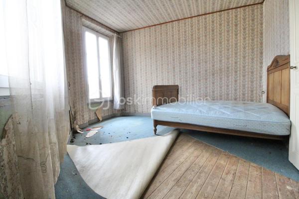 En Exclusivité , Située en plein cœur du village de Soucy, 5 minutes de SENS , cette maison de caractère offre un excellent potentiel pour un projet de rénovation. Les travaux les plus importants ont déjà été réalisés, puisque la toiture est en bon état et l'ensemble des menuiseries est en double vitrage sauf une fenêtre de chambre .


Au rez-de-chaussée , L'entrée spacieuse mène à une cuisine indépendante équipée d'une gazinière. Elle s'ouvre également sur un vaste salon-séjour chaleureux, agrémenté d'une cheminée. Depuis cette pièce de vie, vous accédez directement à une véranda de 15 m², un espace lumineux et totalement préservé des regards. Ce niveau dispose aussi d'une salle d'eau avec cabine de douche et toilettes, ainsi que d'un dégagement fonctionnel.

À l'étage , Un palier dessert trois belles chambres idéales pour accueillir une famille. Vous y trouverez également l'accès à un grenier aménageable, offrant une belle opportunité d'agrandissement selon vos besoins.

Le bien se complète d'une cour privative, d'une magnifique cave traditionnelle et d'une grande grange d'environ 80 m² avec trois petites dépendances , une surface rare qui laisse libre cours à de nombreux projets de stockage ou d'aménagement.


Cette maison s'adapte parfaitement à deux types de projets :

Pour les investisseurs : La configuration du bien et la présence de la grange permettent d'envisager facilement la création de deux appartements distincts pour du locatif.

Pour les primo-accédants : C'est l'opportunité idéale de façonner votre future résidence principale à votre goût, tout en profitant de volumes généreux.

Pour obtenir plus de renseignements ou pour planifier une visite, n'hésitez pas à me contacter.