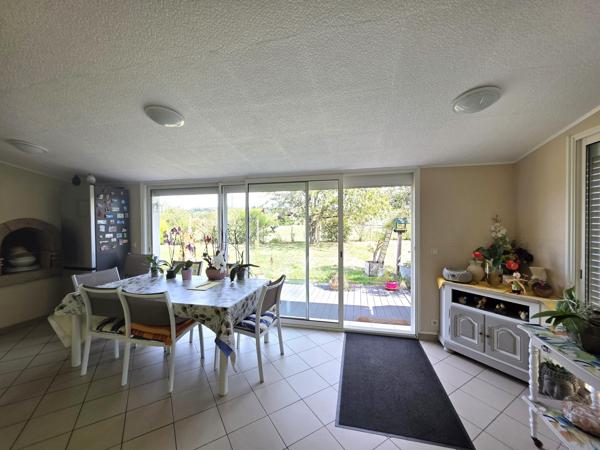 Belle maison traditionnelle avec vie de plain-pied ! Double garage, atelier, cave.
