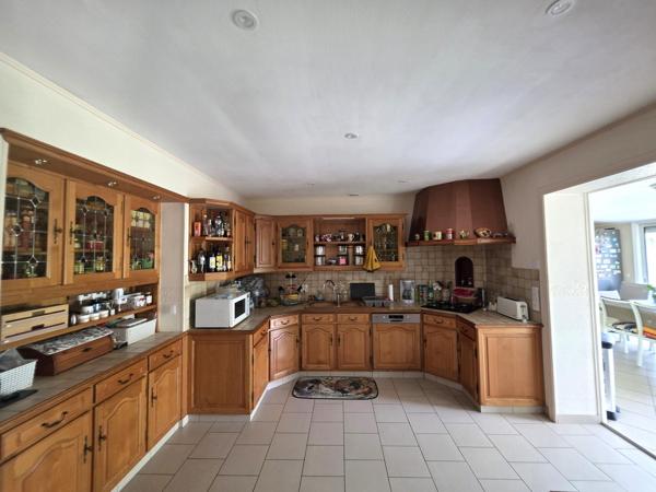 Belle maison traditionnelle avec vie de plain-pied ! Double garage, atelier, cave.