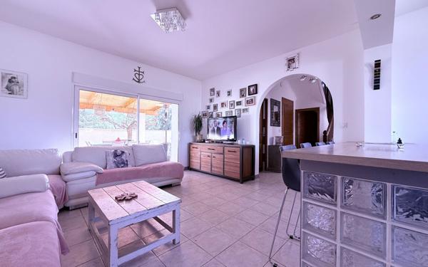 Maison à vendre    9 pièces •  Vestric-et-Candiac