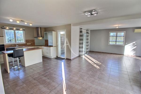 À VENDRE VILLA DE TYPE F5 D'ÉVELOPANT 120 M² HABITABLE AVEC PISCINE SUR TERRAIN 3 FACES