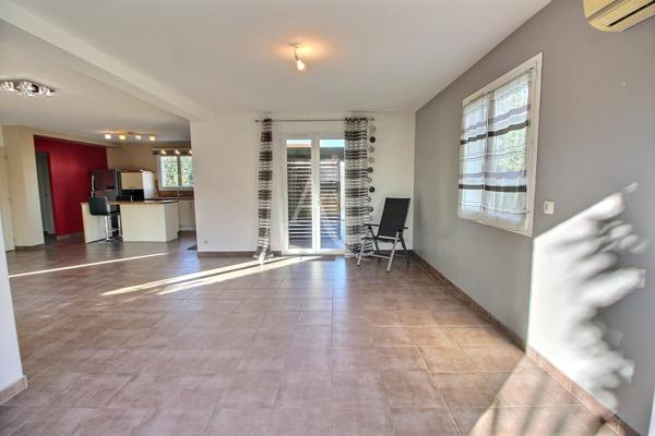 À VENDRE VILLA DE TYPE F5 D'ÉVELOPANT 120 M² HABITABLE AVEC PISCINE SUR TERRAIN 3 FACES