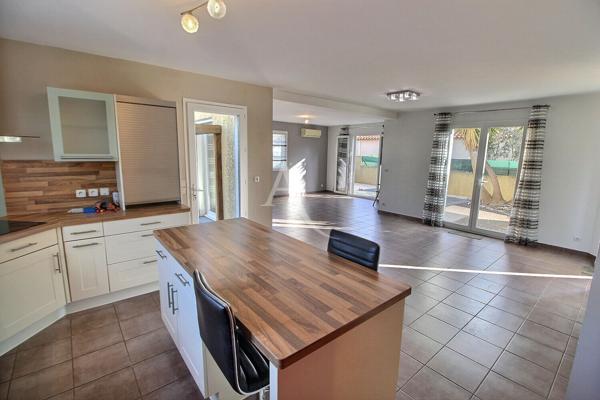 À VENDRE VILLA DE TYPE F5 D'ÉVELOPANT 120 M² HABITABLE AVEC PISCINE SUR TERRAIN 3 FACES