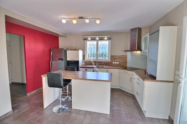 À VENDRE VILLA DE TYPE F5 D'ÉVELOPANT 120 M² HABITABLE AVEC PISCINE SUR TERRAIN 3 FACES