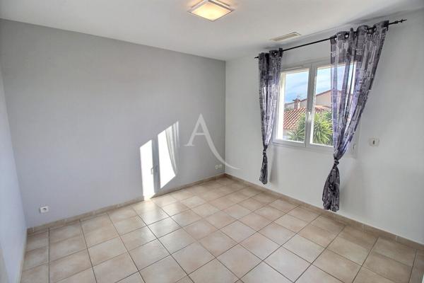 À VENDRE VILLA DE TYPE F5 D'ÉVELOPANT 120 M² HABITABLE AVEC PISCINE SUR TERRAIN 3 FACES