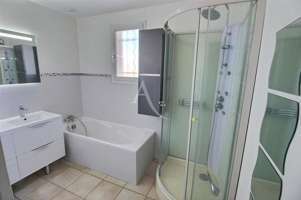 À VENDRE VILLA DE TYPE F5 D'ÉVELOPANT 120 M² HABITABLE AVEC PISCINE SUR TERRAIN 3 FACES